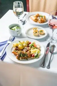 Hogyan Készülnek a Legfinomabb Catering Ételek?